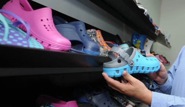 Evacol es una marca que argumenta se distingue por aspectos como su uso de marca en el zapato e incluso el precio al que es vendido, diferenciando el público de lujo de Crocs y su distribución. Colprensa