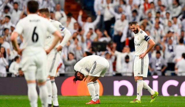 El delantero del Real Madrid Karim Benzema (derecha) mira a su compañero Gareth Bale, mientras reacciona con dolor lo que sucedió en el partido. AFP