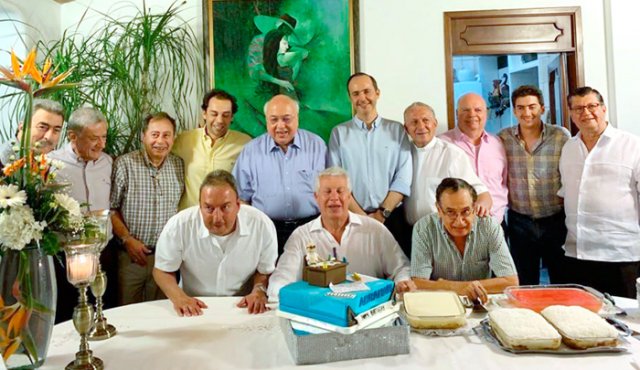 José Antonio Assaf Elcure, Rubén Eslava, José Eustorgio Colmenares Ossa, Jaime Marthey, Abraham Abrajím, Aziz Abrajím Saieh, el padre Eloy Mora Peñaranda, Jairo Pérez, Francisco Yáñez y Francisco Pérez. Sentados: Domingo Pérez, Pedro Marún y German Pérez Aranguren. Cortesía