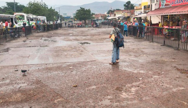 Los comerciantes formales están exigiendo mayor presencia policial para mantener las áreas ganadas.
Cortesía