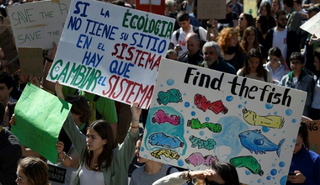Jóvenes se manifiestan en Barcelona. AFP