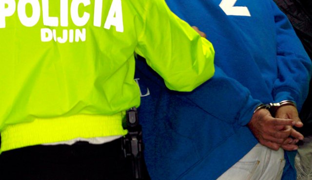 La investigación arrojó que los procesados, mediante la modalidad de suplantación de autoridad, utilización de prendas de uso privativo de la Policía y consentimiento de servidores públicos de esa institución, simulaban allanamientos, órdenes de captura o decomisos e incautaciones de vehículos, para cometer hurtos. Colprensa