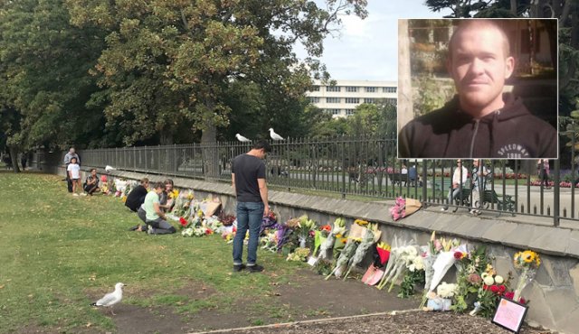 Las personas llevaron flores para a las víctimas de los ataques a las mezquitas en el Jardín Botánico de Christchurch. AFP