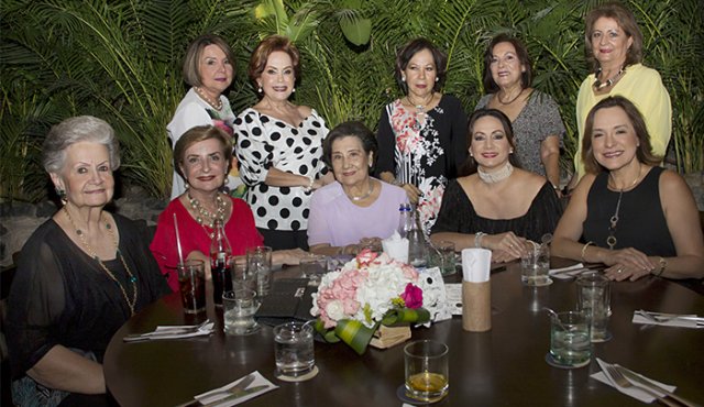 Nancy núñez, Magaly de Canal, Graciela de Peñaranda, Piedad Yáñez y Melany Canal. Sentadas: Cecilia Mutis, Constanza García Herreros, Maricela Arenas, Luz María de Canal y María Mercedes González. Luis Alfredo Estévez / La Opinión
