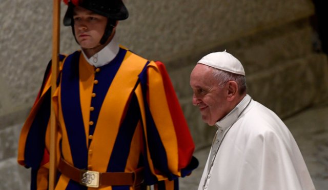 El Vaticano solo informó que ha tenido lugar el encuentro, lo que indica que el papa Francisco se tomará tiempo para su decisión sobre la renuncia como arzobispo de Barbarin. AFP