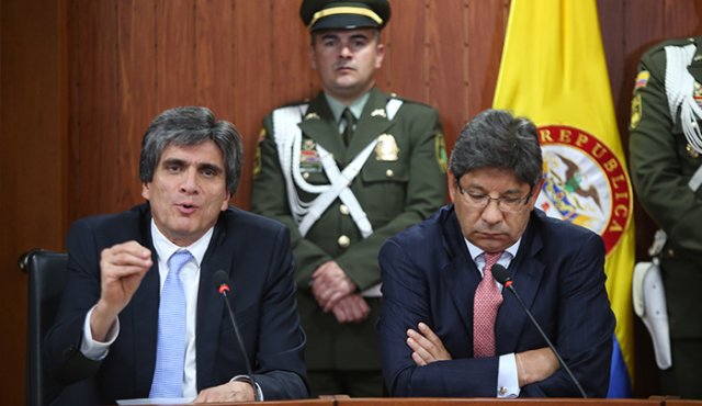 El magistrado Antonio José Lizarazo (izquierda) fue el ponente de la decisión y en ella advirtió que las objeciones debían surtir el mismo proceso que el resto del proyecto aprobado mediante el fast track, es decir, pasar primero por el Congreso, para luego sí surtir el control constitucional. Colprensa