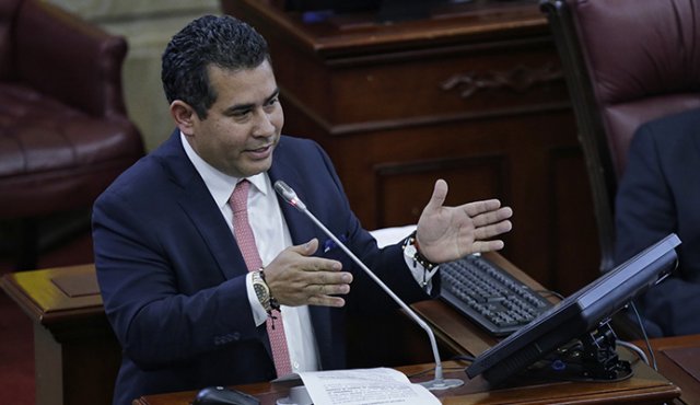 El presidente de la Cámara, Alejandro Carlos Chacón, fue el que hizo la consulta a la Corte Constitucional, sobre las objeciones. Archivo