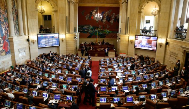 Los congresistas procedieron a votar 165 artículos que no tienen aval del Gobierno y que pasaron como constancia para que sean analizados detalladamente por las plenarias de Senado y Cámara en el segundo debate del proyecto. Colprensa