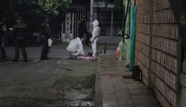 El cadáver de Luis Jesús Blanco Ochoa quedó tendido en la esquina de la calle 9E con avenida 9 de Guaimaral. Cristian Herrera / La Opinión