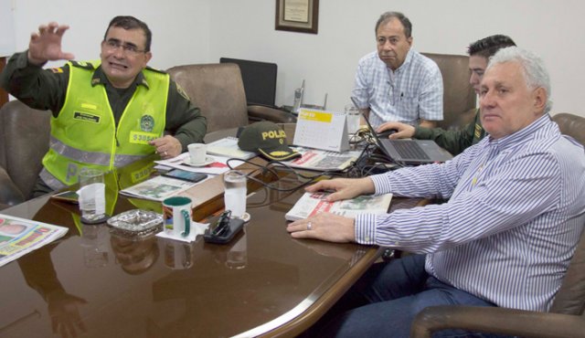 El Comandante de Policía de Cúcuta, coronel José Luis Palomino, y el alcalde César Rojas, durante la presentación que hicieron a La Opinión de las estrategias de seguridad para la frontera y Cúcuta. Los acompaña en la foto el gerente de esta casa periodistica, José Eustorgio Colmenares.
Juan Pablo Cohen / La Opinión
