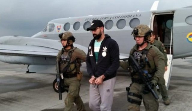 El capturado fue trasladado bajo custodia desde Santander hasta la capital colombiana. @FuerzaAereaCol