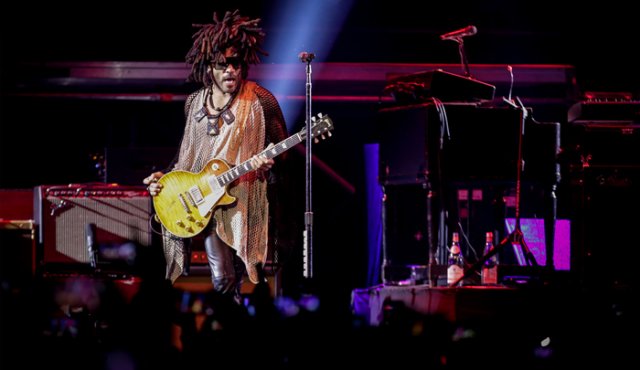 A la psicodelia entre rock y funk con que Lenny abrió el concierto le siguieron clásicos de ritmo más pesado como ‘Dig in’ y ‘American woman’. EFE