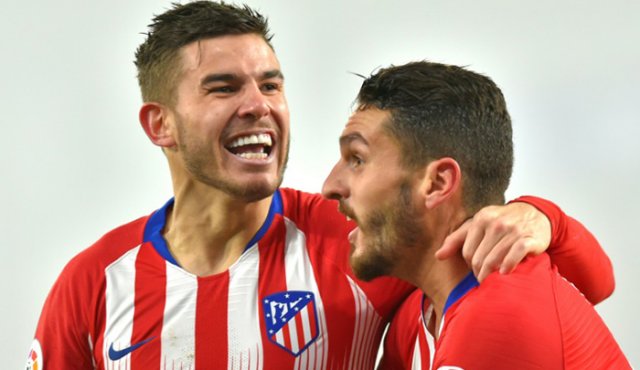 Lucas Hernández (izq) sonríe junto a su compañero Koke. AFP