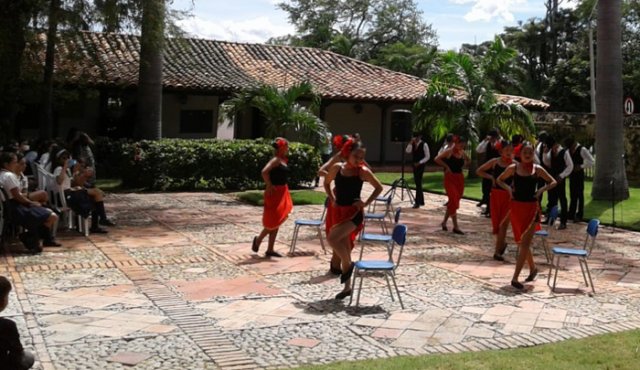 El proyecto surgió de la Coalición contra la vinculación de niños, niñas y jóvenes al conflicto armado en Colombia (Coalico) y la Fundación Creciendo Unidos, para apoyar procesos culturales con miras a consolidar la paz.
Cortesía
