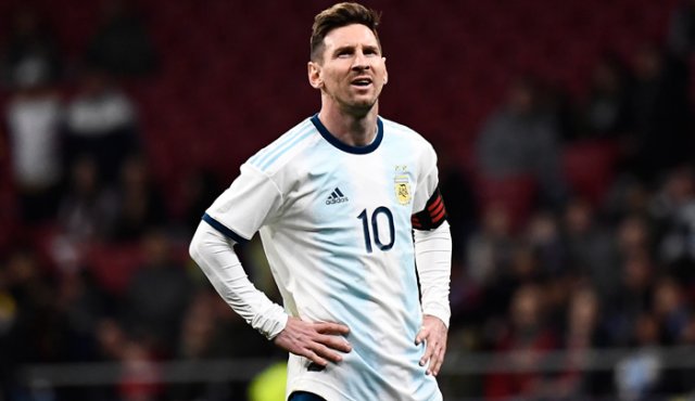 Las frustraciones de hinchas y periodistas argentinos se han canalizado algunas veces en la figura de Messi, de quien se espera que rinda como lo hace de manera extraordinaria en el club catalán. AFP