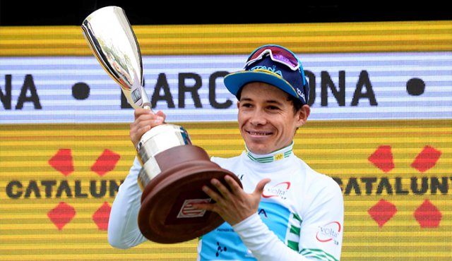 El líder global de Astana, Miguel Ángel López, celebra su próximo triunfo después de ganar la 99a Volta Catalunya 2019. AFP