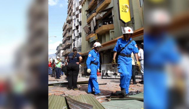 El 16 de enero de 2003, aproximadamente a las 7:45 de la mañana, un automóvil Renault 9, cargado con al menos de 100 kilos de explosivo, ingresó al centro comercial y explotó. Colprensa
