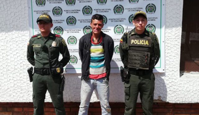 El detenido presuntamente le robó un millón de pesos a un ciudadano y posteriormente en un establecimiento comercial hurtó algunos elementos valorados en $5 millones. Policía Nacional