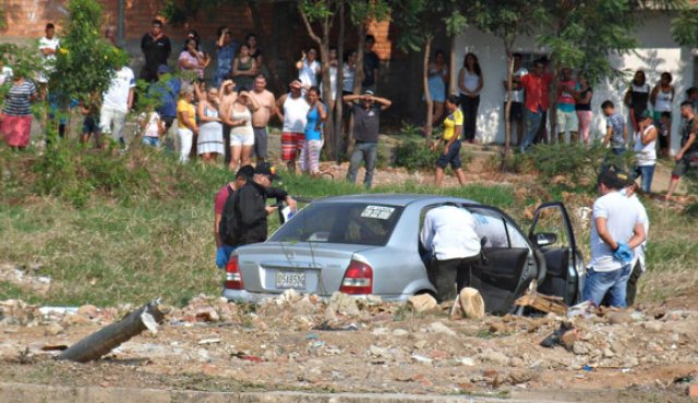 El vehículo Mazda Allegro, de placa venezolana, se salió de la vía tras ser impactado el chofer. La Opinión