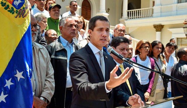 El autoproclamado presidente Juan Guaidó se reunió ayer con empleados públicos y les pidió seguir en las calles. AFP