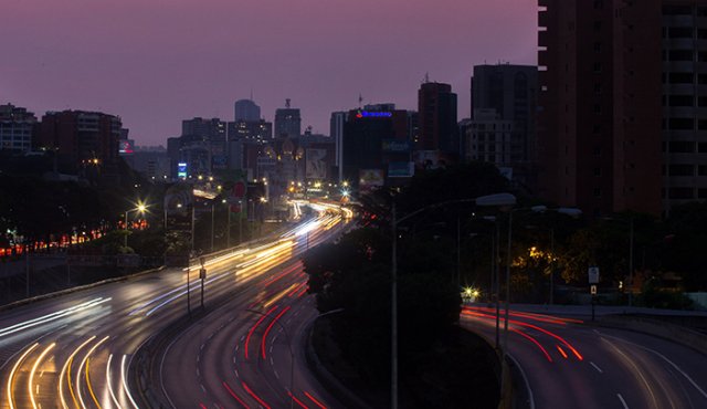 Vista general de la carretera Francisco Fajardo parcialmente iluminada durante un apagón en Caracas. AFP