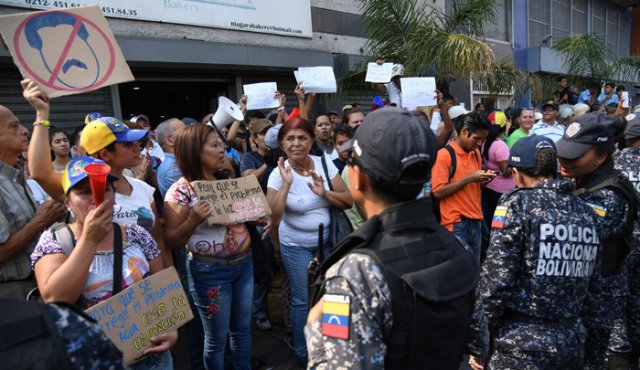 Grupos de venezolanos salieron el miércoles a las calles para reclamar solución a los problemas de los continuos apagones en el país y la falta de agua.
AFP