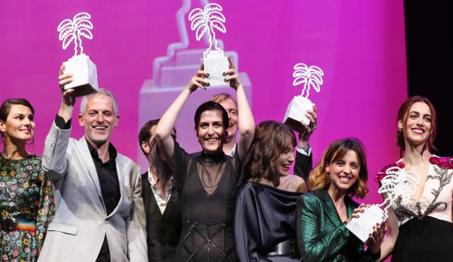 La productora, directora de cine y actriz israelí Reshef Levi, las españolas Aixa Villagran, Leticia Dolera y Celia Freijeiro celebraron con sus trofeos junto a la miembro de la jurada italiana Miriam Leone en el festival Cannes International Series Canneseries. AFP
