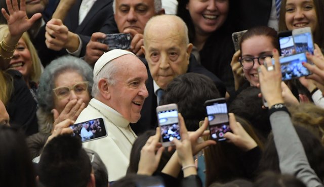 "El teléfono es útil, hay que usarlo, es bonito que todos sepan usarlo, pero cuando te conviertas en esclavo del teléfono, perderás la libertad", sostuvo el papa. AFP