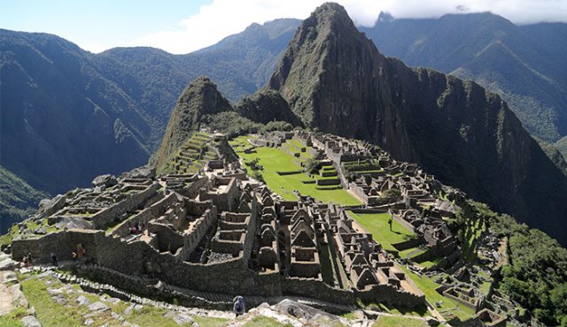 Machu Picchu, ciudad inca rodeada de templos, andenes y canales de agua, construida en lo más alto de una montaña de Perú. EFE