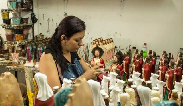 La elaboración de las piezas se hace manualmente, con la dedicación que amerita cada una. Las más pedidas son las vírgenes de Guadalupe y del Carmen. Cortesía