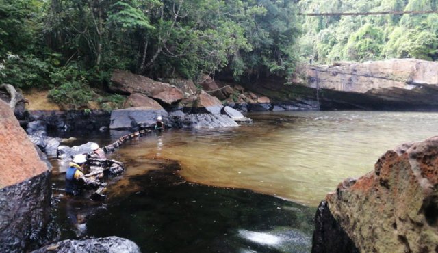 Así avanza la limpieza de Pozo Azul, en Tibú, unos de los afluentes afectados por los ataques al oleoducto Caño Limón-Coveñas. Tomada de Twitter @Ecopetrol_SA