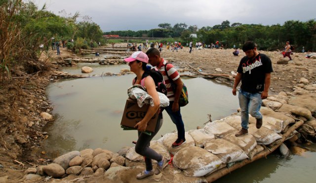 Muchos utilizan los pasos ilegales. AFP
