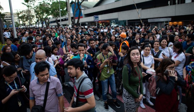 Miles de personas huyeron de los rascacielos de Manila cuando los edificios se sacudieron. AFP