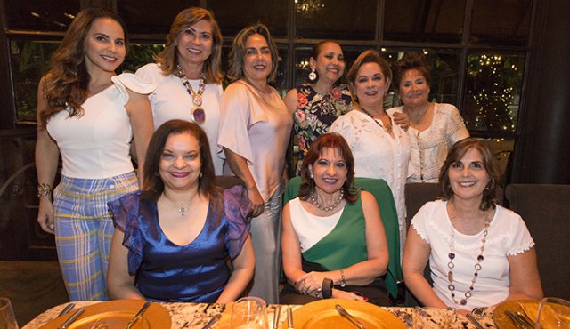 Laura Cáceres de Díaz, Yolanda Rey de Colmenares, Fabiola Hernández, Lucy de Lamk, Teresa Parada de González y Fanny Arenas. Sentadas: Josefina de Botta, Claudia González y María Helena Llanes. Juan Pablo Cohen / La Opinión