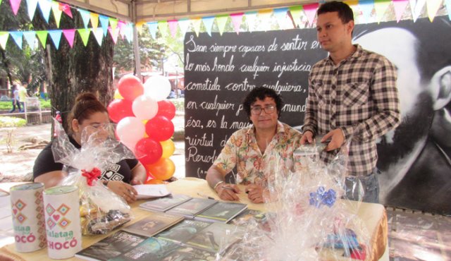 El escritor Orlando Cuellar entregó sus libros. La Opinión