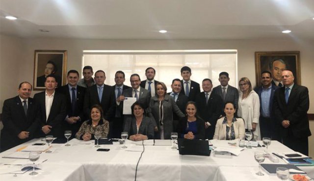 Durante una reunión del directorio nacional, el jueves, en Bogotá, el Partido Conservador hizo entrega oficial del aval que acredita a Silvano Serrano como su candidato único a la Gobernación de Norte de Santander. Cortesía