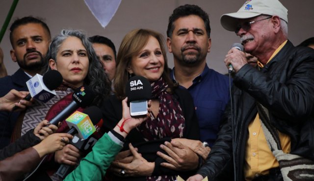 Ante sus seguidores en la Plaza de Bolívar de Bogotá, Angela Robledo habló sobre la decisión del Consejo de Estado sobre su curul. Colprensa