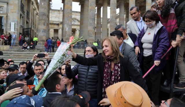 La nulidad de la curul, según el Consejo de Estado, es por una doble militancia al estar vinculada con el partido Alianza Verde y luego renunciar para convertirse en la formula vicepresidencial de Gustavo Petro de Colombia Humana.
Tomada de Twitter