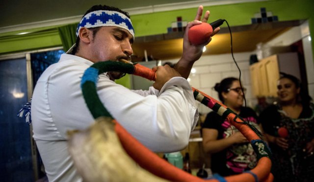 El indígena mapuche Kalfullufken Paillafilu, miembro del grupo de rap 'Wechekeche Ni Trawun', durante un ensayo.
AFP