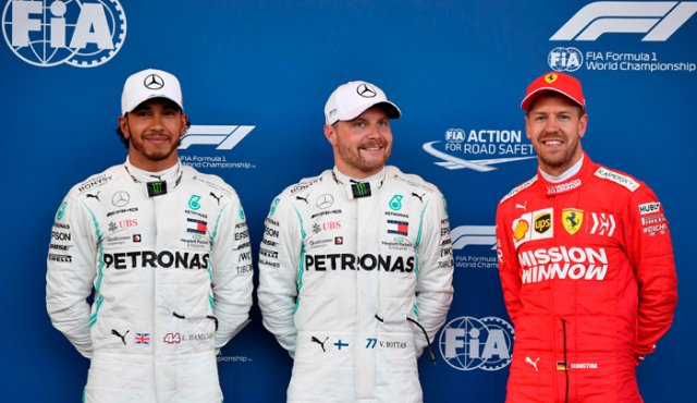 Valtteri Bottas (centro) firmó la octava pole de su carrera y la segunda de la presente temporada. AFP