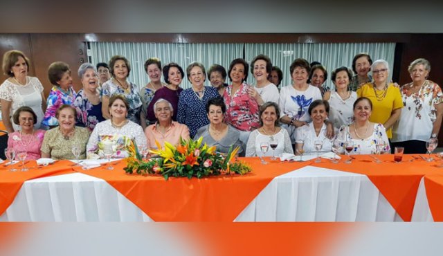 Las amigas de Irma de Santaella le brindaron un agasajo. La Opinión