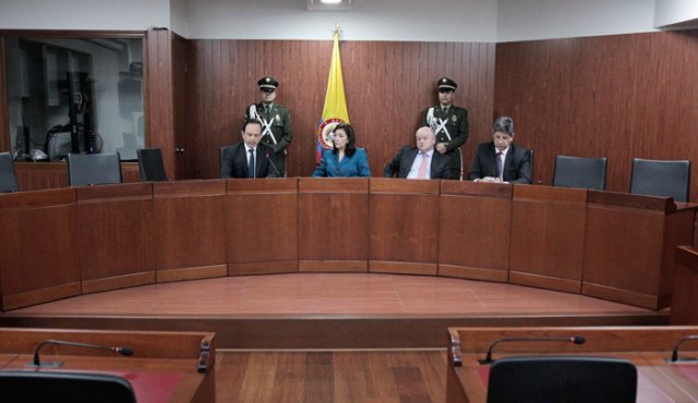 En el informe presentado también mencionó una hipótesis que indica que habría micrófonos ocultos en las salas donde se reúnen los jueces. Colprensa