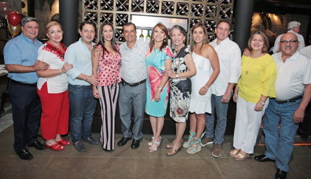 Manuel Carrizosa, Liliana Cárdenas, Juan Manuel Morelli, Érika Niño, Enrique Lozano, Ana Isabel Pérez, Alicia Guarnizo de Pérez, Adriana Argüello, José Manuel Vergel, Carmen Alicia Pérez y Luciano Jaramillo. Mario Caicedo