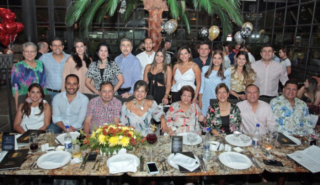 Chepa Valderrama fue rodeada por familiares y amigos en este día especial. Mario Caicedo