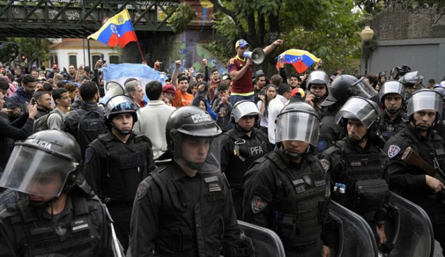 Nicolás Maduro, reapareció la noche de este martes en la televisión pública, quince horas después de que comenzara el levantamiento militar. AFP