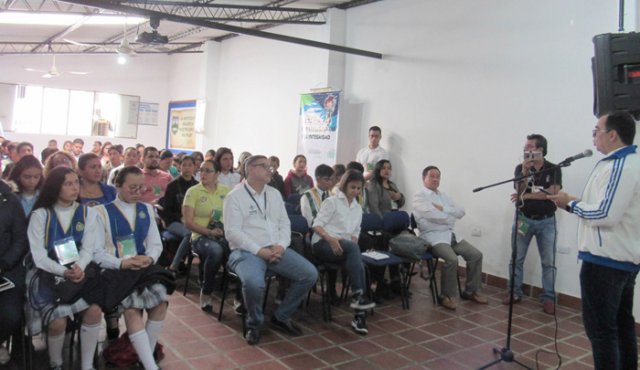 El contralor departamental, Rafael Sanín, participó en el encuentro estudiantil que se cumplió en el municipio de Pamplonita. Roberto Ospino