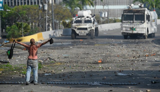 Los enfrentamientos del miércoles comenzaron cuando una multitudinaria movilización convocada por Guaidó se desvió hacia La Carlota, sobre una neurálgica autopista. AFP