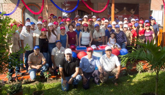 Jonathan Cruz, Orfelia Ramírez, José del Carmen Cruz, María José Cruz y Alex Ramírez, junto a todo el personal. Alfredo Estévez