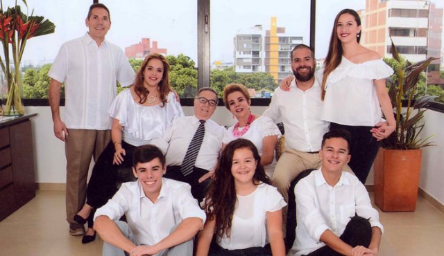 (De izquierda a derecha) Luis Fernando Cárdenas, Patty García, Ricardo García y Carmen Elena de García, Óscar Ricardo García, Vanessa Becerra, adelante, Sergio Andrés Cárdenas, Isabela y Salomón García. Cortesía