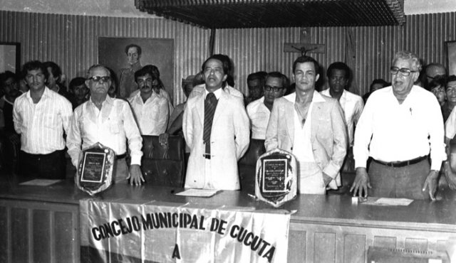 (De izquierda a derecha) Los directivos del Concejo de la época, César Tulio Forero, Justo Pastor Castellanos, el homenajeado cantante Alfredo Gutiérrez y Hernando Díaz Parada. Atrás, Arbeniz Petit López. La Opinión